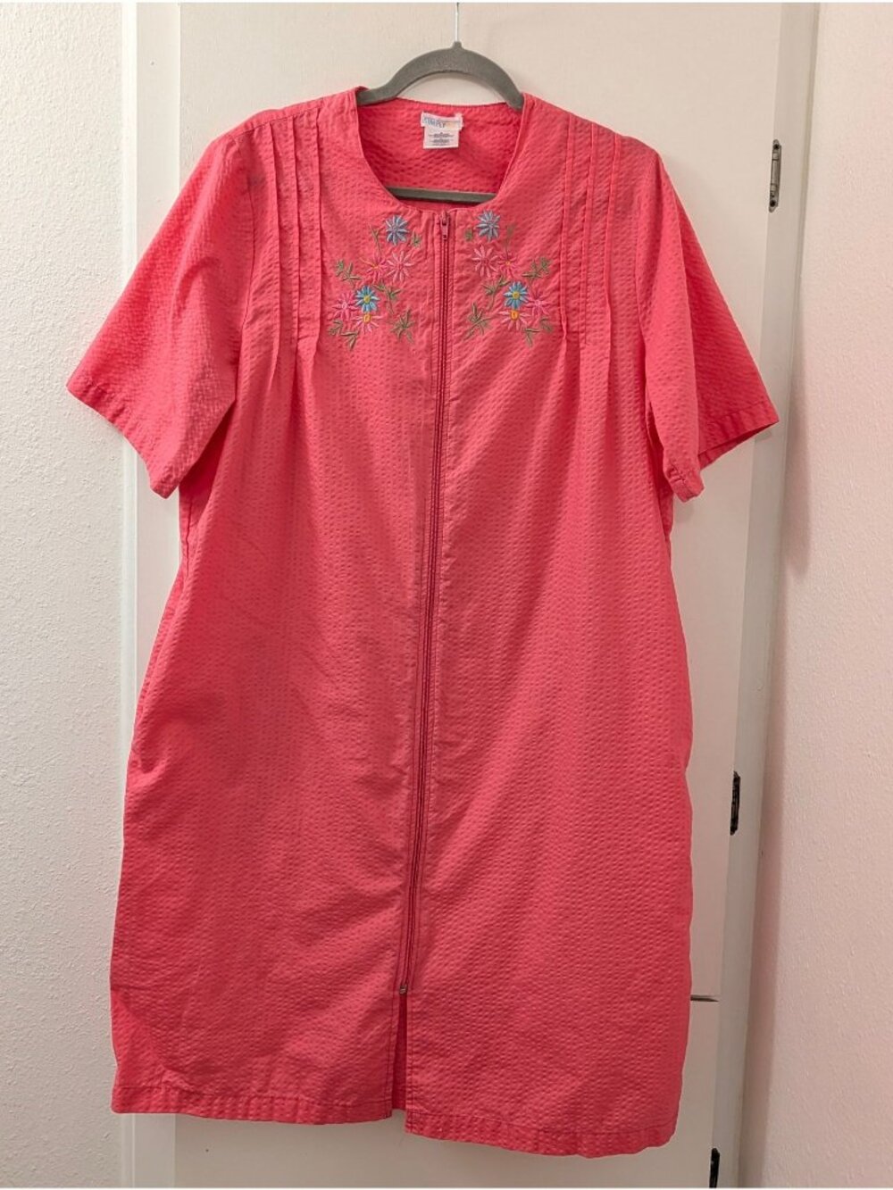 Simply Basic Coral Embroidered Floral Zip Front House Dress M Cotton Blend
